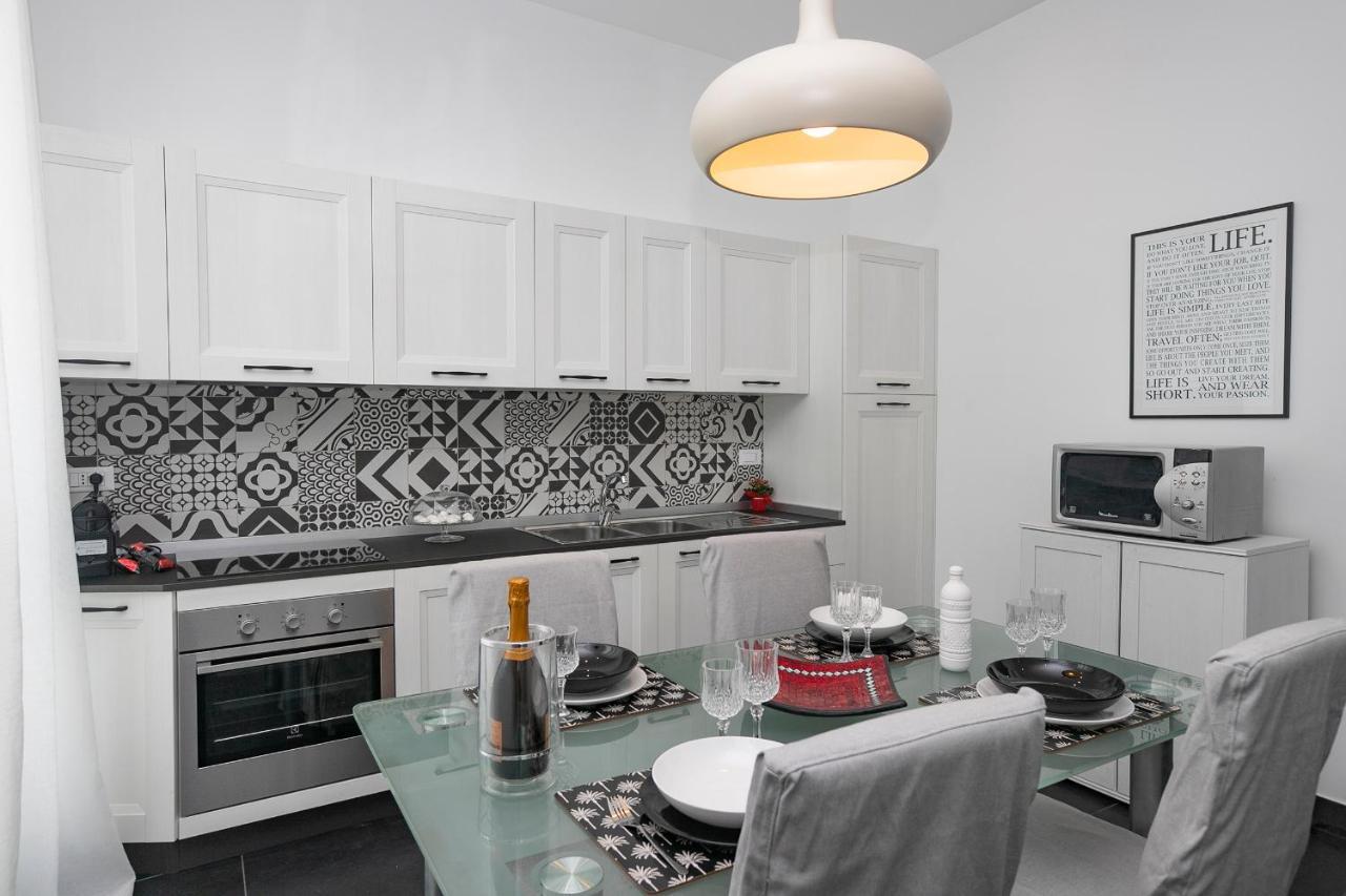 Real Italian Estate - Luxury Black&White Генуя Екстер'єр фото